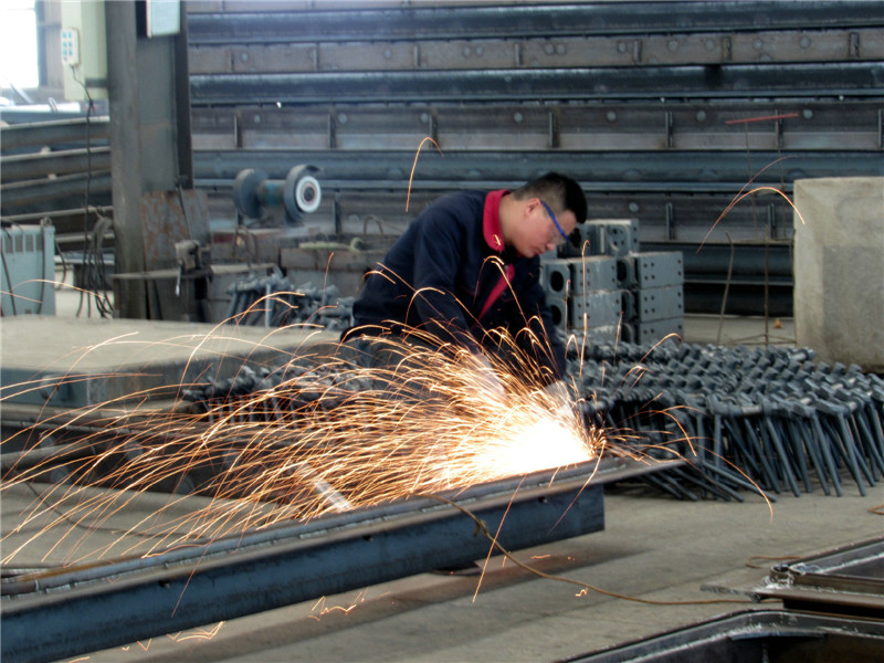 鋼花四濺 鄧洪衛(wèi)攝